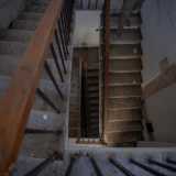 Un alto vano scala...